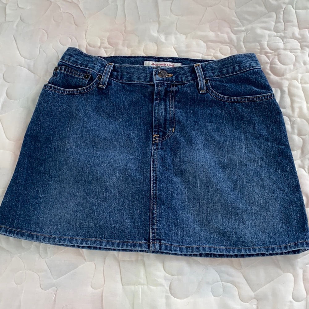 ABERCROMBIE & FINCH. DENIM SKIRT. SIZE 2
